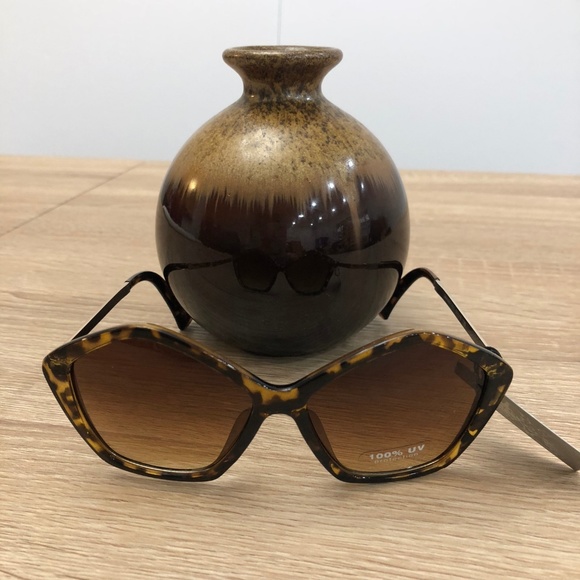 Women's Sunglasses with Metal Temple - Picture 2 of 4